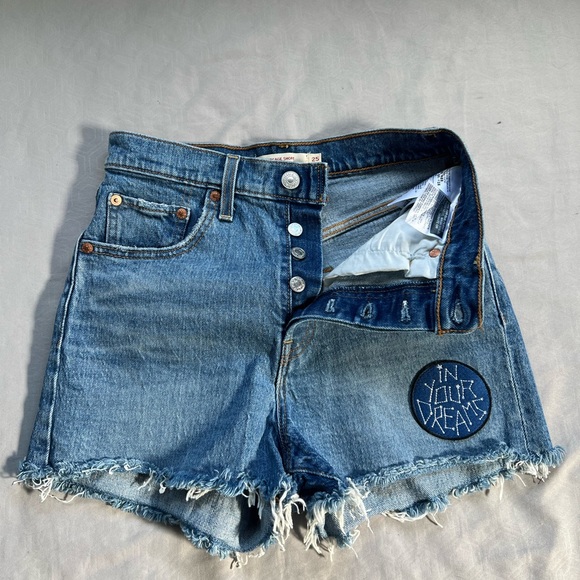 Levi’s Ribcage Light Wash Shorts - Picture 2 of 4